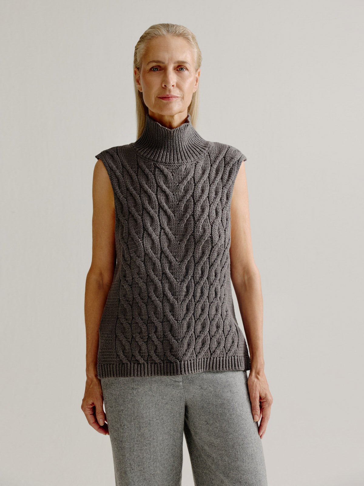 Lizzie spencer – Cable Knit Sleeveless Sweater with High Turtle Neck